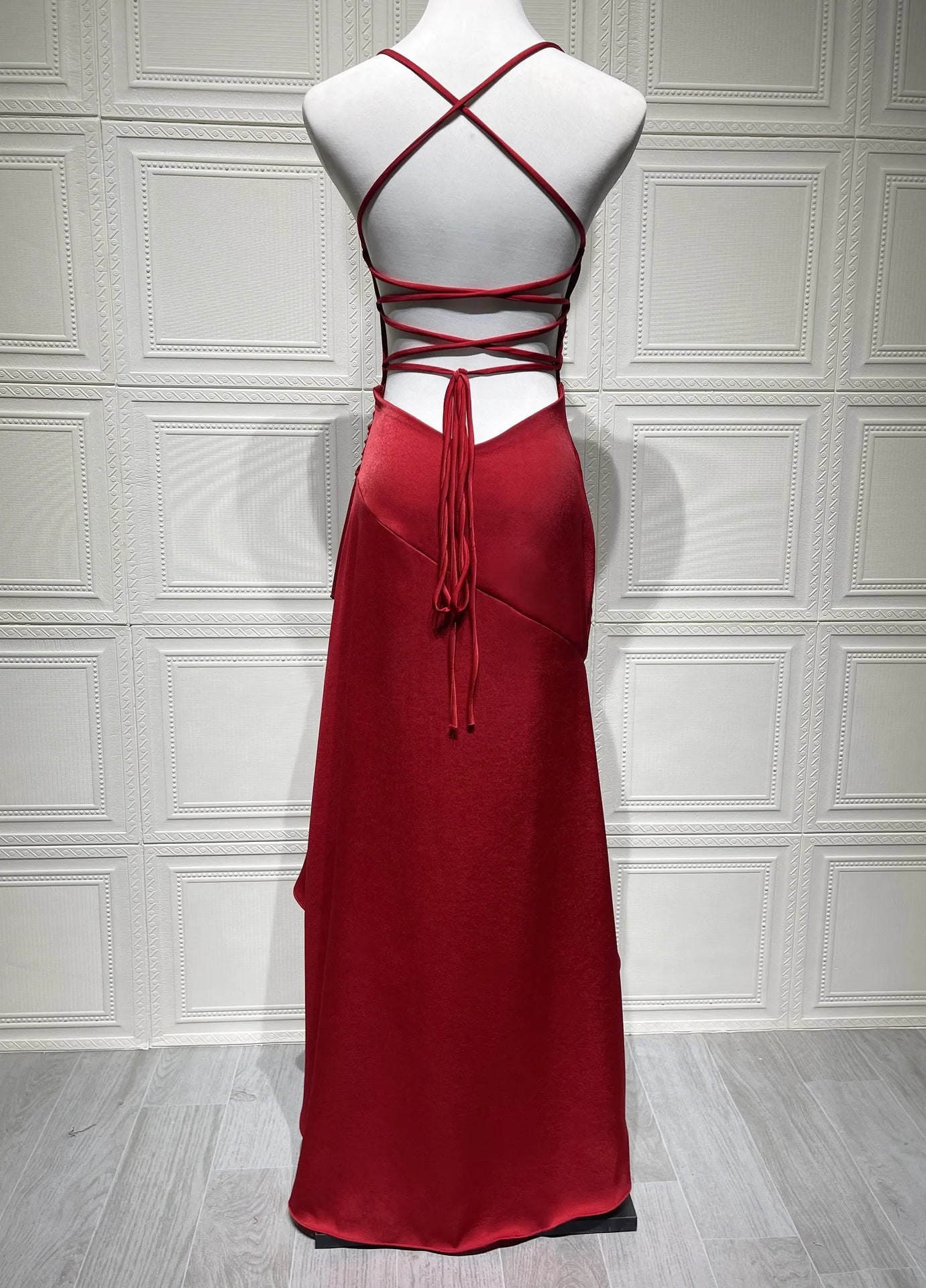 Vestido Elegante Para Mujer Con Volantes En La Espalda y Tirantes Alisados.