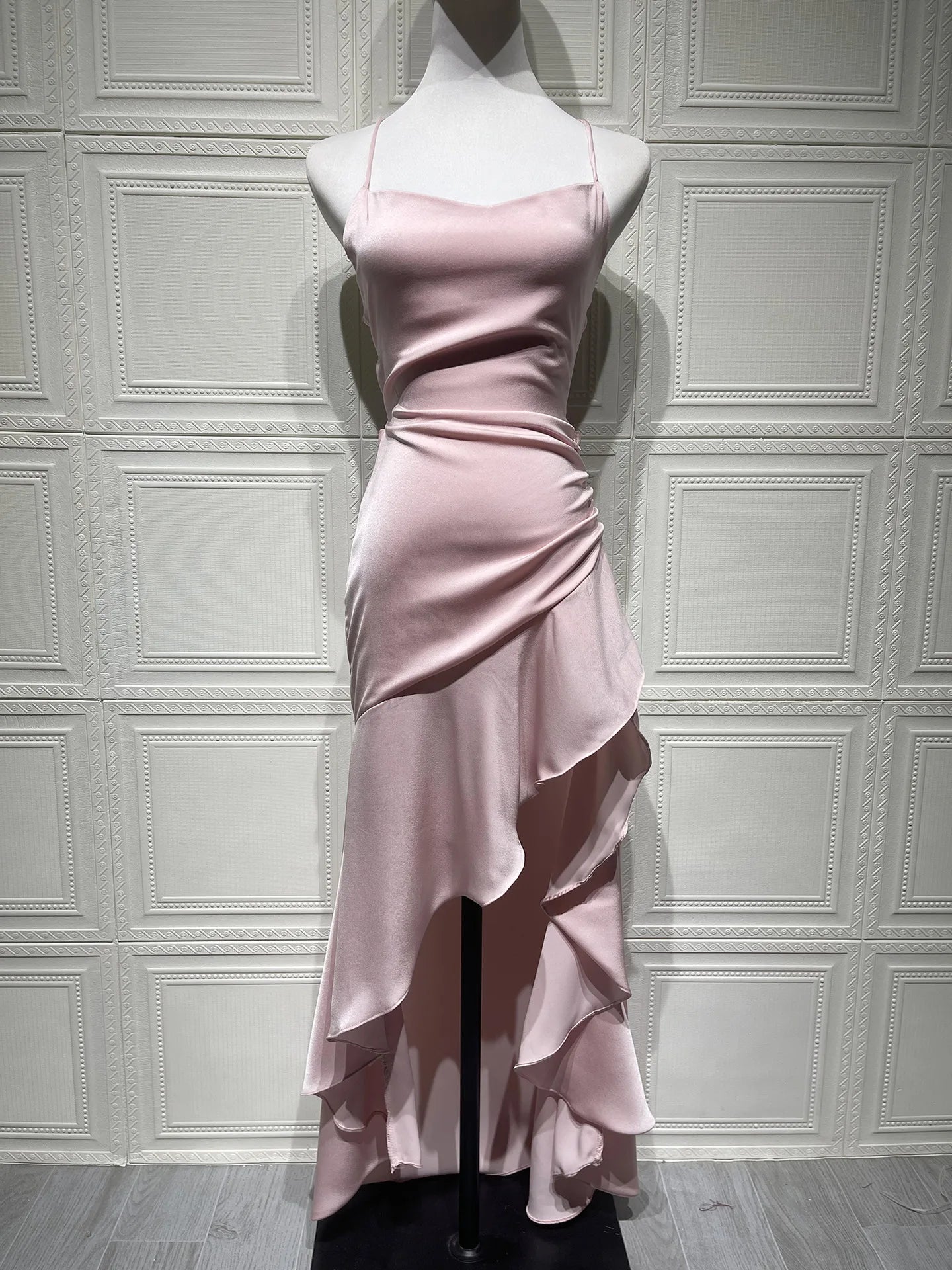 Vestido Elegante Para Mujer Con Volantes En La Espalda y Tirantes Alisados.