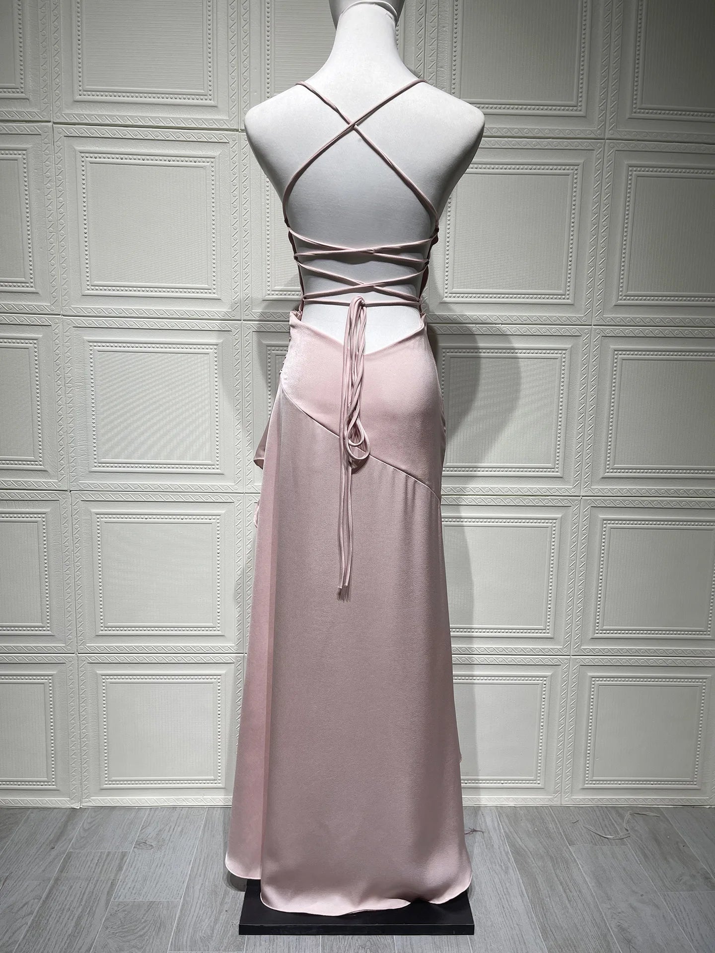 Vestido Elegante Para Mujer Con Volantes En La Espalda y Tirantes Alisados.