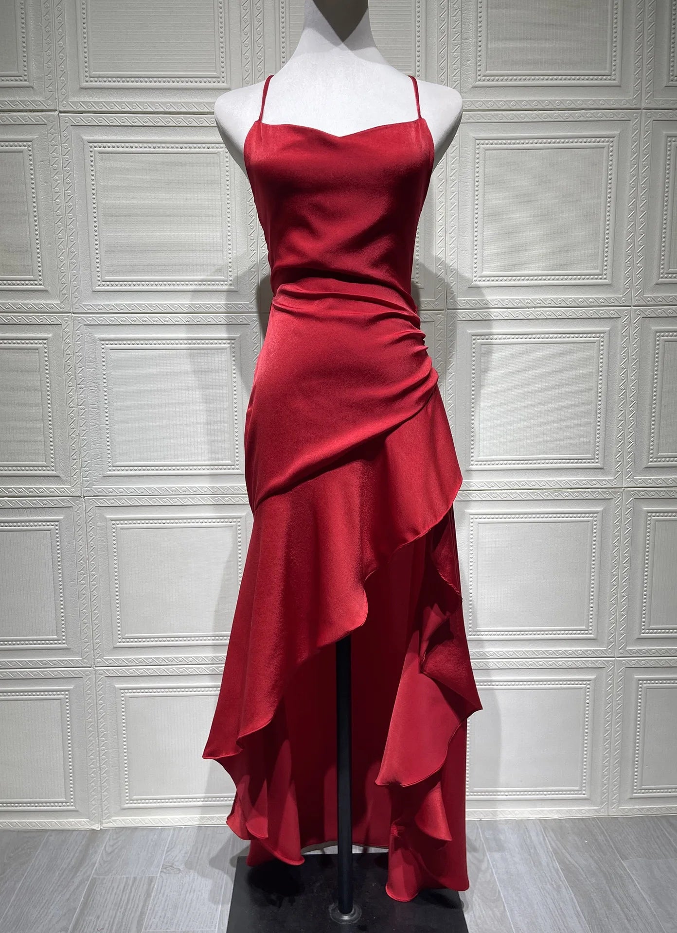 Vestido Elegante Para Mujer Con Volantes En La Espalda y Tirantes Alisados.